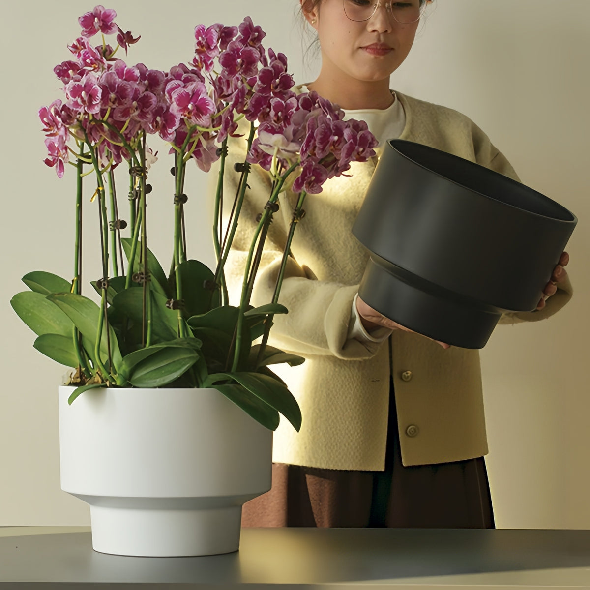 2-Pack Indoor Plant Pots with Saucers, 17cm & 21cm, Drainage Holes, Decorative Planter for Windowsill Home Office (Black)